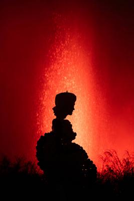 Eine Figur aus K?rbissen auf den ?Leuchtenden Traumpfaden? im Bl?hende Barock des Schloss Ludwigsburg ist vor einer Wass-stock-foto