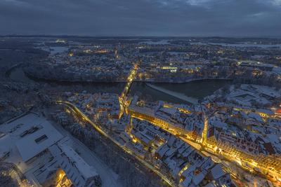 Abendd?mmerung ?ber der oberbayerischen Stadt Landsberg im Advent Ausblick auf Landsberg am Lech an einem kalten Wintera-stock-foto