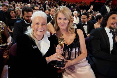 Diane Ladd and Laura Dern pose with the Oscar for Actress In A Supporting Role during the live ABC Telecast of The 92nd-stock-foto