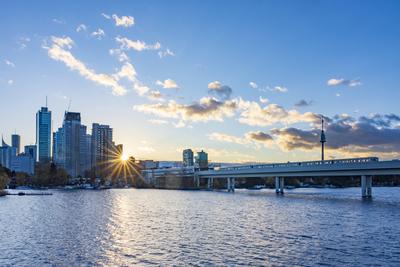river Alte Donau (Old Danube), Donaucity, tower Donauturm, subway line U1, sunset Vienna 22. Donaustadt Wien Austria-stock-foto