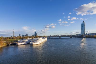 river Donau (Danube), tower Donauturm, Donaucity, island Donauinsel, ships of Bertha-von-Suttner Gymnasium, Millennium T-stock-foto