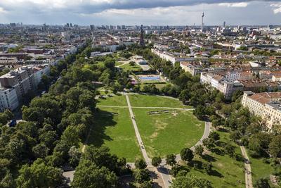 Luftaufnahme vom G?rlitzer Park in Berlin am 8. August 2023. Goerlitzer Park *** Aerial view of Goerlitzer Park in Berli-stock-foto