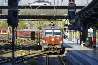 cntv/Kopenhagen- Neuer Zug neue Zugverbindung nach Kopenhagen 03.11.2025 Hamburg - Hauptbahnhof Montag, 3. November, bringt erstmals der modernste Zug der D?nischen Staatsbahnen DSB Reisende von Hamburg nach Kopenhagen: In Kooperation mit der Deutschen Bahn DB f?hrt der erste EuroCity des Herstellers Talgo um 10.53 Uhr vom Hamburger Hauptbahnhof ab Hamburg Deutschland *** cntv Copenhagen New train new train connection to Copenhagen 03 11 2025 Hamburg Central Station Monday, November 3, the most modern train of the Danish State Railways DSB brings travelers from Hamburg to Copenhagen for the first time In cooperation with Deutsche Bahn DB, the first EuroCity of the manufacturer Talgo departs from Hamburg Central Station at 10 53 a.m. H-stock-foto