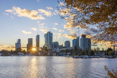 river Alte Donau (Old Danube), Donaucity, sunset Vienna 22. Donaustadt Wien Austria-stock-foto