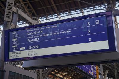 cntv/Kopenhagen- Neuer Zug neue Zugverbindung nach Kopenhagen 03.11.2025 Hamburg - Hauptbahnhof Montag, 3. November, bringt erstmals der modernste Zug der D?nischen Staatsbahnen DSB Reisende von Hamburg nach Kopenhagen: In Kooperation mit der Deutschen Bahn DB f?hrt der erste EuroCity des Herstellers Talgo um 10.53 Uhr vom Hamburger Hauptbahnhof ab Hamburg Deutschland *** cntv Copenhagen New train new train connection to Copenhagen 03 11 2025 Hamburg Central Station Monday, November 3, the most modern train of the Danish State Railways DSB brings travelers from Hamburg to Copenhagen for the first time In cooperation with Deutsche Bahn DB, the first EuroCity of the manufacturer Talgo departs from Hamburg Central Station at 10 53 a.m. H-stock-foto