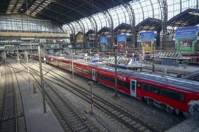 cntv/Kopenhagen- Neuer Zug neue Zugverbindung nach Kopenhagen 03.11.2025 Hamburg - Hauptbahnhof Montag, 3. November, bringt erstmals der modernste Zug der D?nischen Staatsbahnen DSB Reisende von Hamburg nach Kopenhagen: In Kooperation mit der Deutschen Bahn DB f?hrt der erste EuroCity des Herstellers Talgo um 10.53 Uhr vom Hamburger Hauptbahnhof ab Hamburg Deutschland *** cntv Copenhagen New train new train connection to Copenhagen 03 11 2025 Hamburg Central Station Monday, November 3, the most modern train of the Danish State Railways DSB brings travelers from Hamburg to Copenhagen for the first time In cooperation with Deutsche Bahn DB, the first EuroCity of the manufacturer Talgo departs from Hamburg Central Station at 10 53 a.m. H-stock-foto