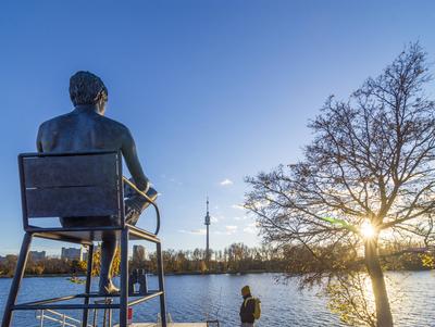 artwork The Guardian by Elmgreen und Dragset in Bank Austria Park (Andr? -Heller-Park), river Alte Donau (Old Danube), t-stock-foto