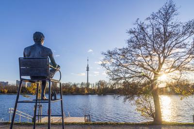 artwork The Guardian by Elmgreen und Dragset in Bank Austria Park (Andr? -Heller-Park), river Alte Donau (Old Danube), t-stock-foto
