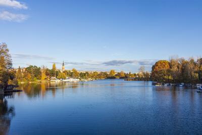 river Alte Donau (Old Danube), church Donaufelder Pfarrkirche Vienna 21. Floridsdorf Wien Austria-stock-foto