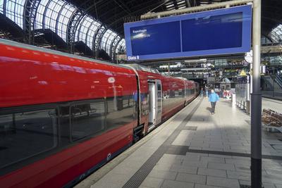 cntv/Kopenhagen- Neuer Zug neue Zugverbindung nach Kopenhagen 03.11.2025 Hamburg - Hauptbahnhof Montag, 3. November, bringt erstmals der modernste Zug der D?nischen Staatsbahnen DSB Reisende von Hamburg nach Kopenhagen: In Kooperation mit der Deutschen Bahn DB f?hrt der erste EuroCity des Herstellers Talgo um 10.53 Uhr vom Hamburger Hauptbahnhof ab Hamburg Deutschland *** cntv Copenhagen New train new train connection to Copenhagen 03 11 2025 Hamburg Central Station Monday, November 3, the most modern train of the Danish State Railways DSB brings travelers from Hamburg to Copenhagen for the first time In cooperation with Deutsche Bahn DB, the first EuroCity of the manufacturer Talgo departs from Hamburg Central Station at 10 53 a.m. H-stock-foto