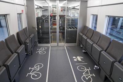 cntv/Kopenhagen- Neuer Zug neue Zugverbindung nach Kopenhagen 03.11.2025 Hamburg - Hauptbahnhof Montag, 3. November, bringt erstmals der modernste Zug der D?nischen Staatsbahnen DSB Reisende von Hamburg nach Kopenhagen: In Kooperation mit der Deutschen Bahn DB f?hrt der erste EuroCity des Herstellers Talgo um 10.53 Uhr vom Hamburger Hauptbahnhof ab Hamburg Deutschland *** cntv Copenhagen New train new train connection to Copenhagen 03 11 2025 Hamburg Central Station Monday, November 3, the most modern train of the Danish State Railways DSB brings travelers from Hamburg to Copenhagen for the first time In cooperation with Deutsche Bahn DB, the first EuroCity of the manufacturer Talgo departs from Hamburg Central Station at 10 53 a.m. H-stock-foto