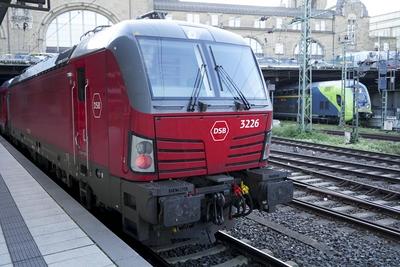 cntv/Kopenhagen- Neuer Zug neue Zugverbindung nach Kopenhagen 03.11.2025 Hamburg - Hauptbahnhof Montag, 3. November, bringt erstmals der modernste Zug der D?nischen Staatsbahnen DSB Reisende von Hamburg nach Kopenhagen: In Kooperation mit der Deutschen Bahn DB f?hrt der erste EuroCity des Herstellers Talgo um 10.53 Uhr vom Hamburger Hauptbahnhof ab Hamburg Deutschland *** cntv Copenhagen New train new train connection to Copenhagen 03 11 2025 Hamburg Central Station Monday, November 3, the most modern train of the Danish State Railways DSB brings travelers from Hamburg to Copenhagen for the first time In cooperation with Deutsche Bahn DB, the first EuroCity of the manufacturer Talgo departs from Hamburg Central Station at 10 53 a.m. H-stock-foto