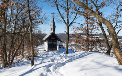 Chapel Obermaubach, Kreuzau, Eifel, Germany Kreuzau, Germany - January 20, 2024: Small chapel in the Eifel mountains wit-stock-foto