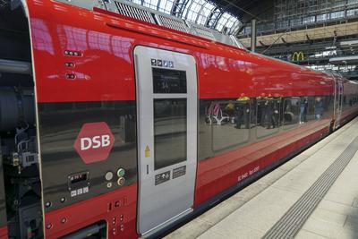 cntv/Kopenhagen- Neuer Zug neue Zugverbindung nach Kopenhagen 03.11.2025 Hamburg - Hauptbahnhof Montag, 3. November, bringt erstmals der modernste Zug der D?nischen Staatsbahnen DSB Reisende von Hamburg nach Kopenhagen: In Kooperation mit der Deutschen Bahn DB f?hrt der erste EuroCity des Herstellers Talgo um 10.53 Uhr vom Hamburger Hauptbahnhof ab Hamburg Deutschland *** cntv Copenhagen New train new train connection to Copenhagen 03 11 2025 Hamburg Central Station Monday, November 3, the most modern train of the Danish State Railways DSB brings travelers from Hamburg to Copenhagen for the first time In cooperation with Deutsche Bahn DB, the first EuroCity of the manufacturer Talgo departs from Hamburg Central Station at 10 53 a.m. H-stock-foto