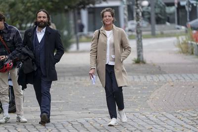 cntv Unternehmerin Christina Block mit ihren Verteidiger Ingo Bott auf dem Weg ins Gericht Block Prozess Am heutigen Prozesstag im Prozess um die angebliche Entf?hrung der Block Kinder kamen die beteiligten Angeklagten zeitlich und raeumlich voneinenader getrennt am Gericht an Hamburg 15.10.2025 Zuerst kam Stefan Hensel, dananch Christina Block mit ihrem Anwalt, Etws sp?ter betrat Gehrard Delling mit seinem Anwalt das Gericht. Zuletzt kam dann der Anwalt von Stefan Hensel. Gerhard Delling TV Moderator mit Rechtsanwalt David Rieks Christina Block Unternehmerin mit ihren Verteidiger Ingo Bott und ihre Verteidigerin Paula Wlodarek Ein Verfahrensbeteiligter kam wie zu jeder Verhandlung v?llig vermummt an. Stephan Hensel Ex-Ehemann und-stock-foto