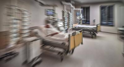 Thema Intensivbetten in Zeiten des Corona Virus Das Bild zeigt rechts ein noch freies Intensivbett und auf der linken B-stock-foto