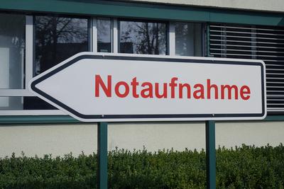 Klinik Ernst von Bergmann Klinik Ernst von Bergmann, 24.03.2021, Bad Belzig, Brandenburg, Ein Wegweiser im Ernst von Ber-stock-foto