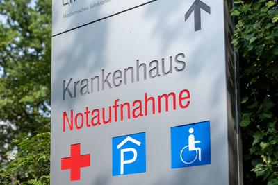 Notaufnahme-Hinweisschild am Krankenhaus-stock-foto