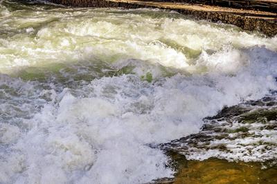M?nchner Eisbachwelle bleibt auch am Dienstag verschwunden, es gibt Wildwasser aber keine stabile surfbare Welle, M?nchen, 4. November 2025-stock-foto