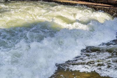 M?nchner Eisbachwelle bleibt auch am Dienstag verschwunden, es gibt Wildwasser aber keine stabile surfbare Welle, M?nchen, 4. November 2025-stock-foto