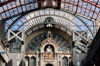 Antwerpener Hauptbahnhof kunstvolle Architektur mit Glasdach, Uhrenturm und modernem Aufzug, Reiseziel in Belgien-stock-foto