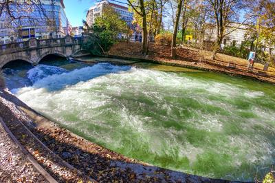 M?nchner Eisbachwelle bleibt auch am Dienstag verschwunden, der beliebte Surf-Spot ist ungew?hnlich leer, M?nchen, 4. November 2025-stock-foto