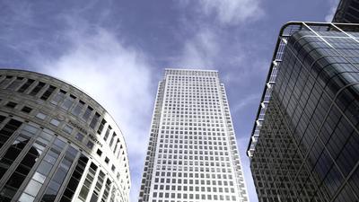 London, Gro?britannien-September, 2019: Blick von unten auf ein Gesch?ftsviertel mit Wolkenkratzern vor blauem Himmel. Aktion. Sch?ne moderne Architektur von B?ro-Wolkenkratzer mit Gesch?ftszentren-stock-foto