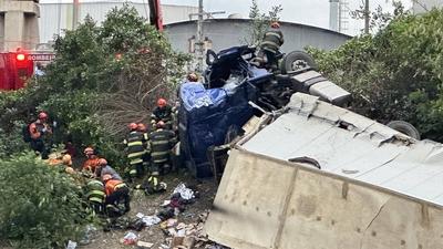 A truck fell off the Atilio Fontana bridge on the Tiete Marginal Highway in Sao Paulo.-stock-foto