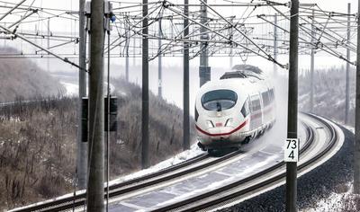 ICE bei der Fahrt ?ber die Schw?bische Alb im Winter. // 14.12.2022: Merklingen, Baden-W?rttemberg, Deutschland, Europa.-stock-foto