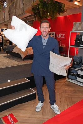 Marcel Remus bei der Pr?sentation der Marcel Remus Bettenwarenkollektion Bedtime Stories im Premium-M?bel- und Einrichtu-stock-foto