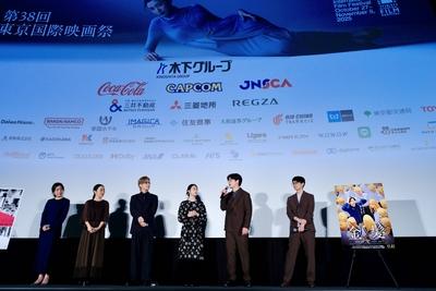 TOKYO, JAPAN - NOVEMBER 04: Director Yuichiro Sakashita, actor Takanori Iwata, actress Tamaki Shiratori, actress Maho Ya-stock-foto