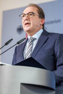 Statement von Bundesinnenminister Alexander Dobrindt-stock-foto