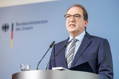 Statement von Bundesinnenminister Alexander Dobrindt-stock-foto