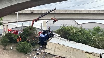 A truck fell off the Atilio Fontana bridge on the Tiete Marginal Highway in Sao Paulo.-stock-foto