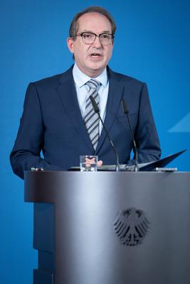 Statement des Bundesinnenminister zum Verbot von 'Muslim Interaktiv'-stock-foto