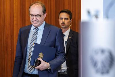 Statement von Bundesinnenminister Alexander Dobrindt-stock-foto