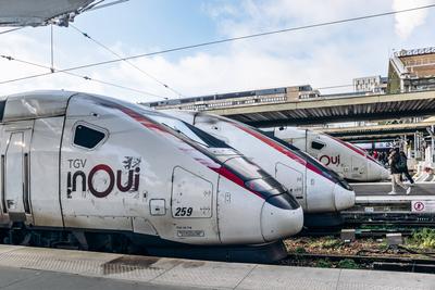 Paris, Frankreich - 23. Februar 2025: Moderne Hochgeschwindigkeitsz?ge der SNCF, darunter TGV- und TER-Doppelstockwagen, am Gare de Lyon in Paris-stock-foto