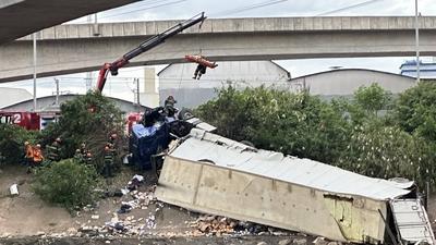 A truck fell off the Atilio Fontana bridge on the Tiete Marginal Highway in Sao Paulo.-stock-foto