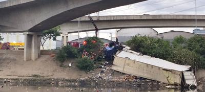 A truck fell off the Atilio Fontana bridge on the Tiete Marginal Highway in Sao Paulo.-stock-foto
