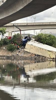 A truck fell off the Atilio Fontana bridge on the Tiete Marginal Highway in Sao Paulo.-stock-foto