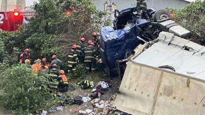 A truck fell off the Atilio Fontana bridge on the Tiete Marginal Highway in Sao Paulo.-stock-foto