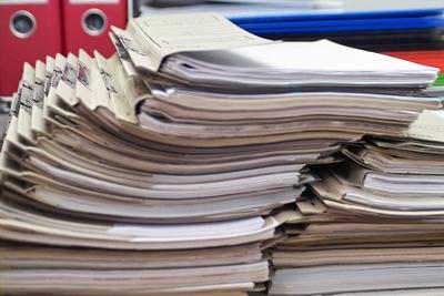 Bildnummer: 51058524  Datum: 22.06.2005  Copyright: imago/Margit BrettmannAktenberg, Objekte , Symbolfoto; 2005, Rostock, Akte, Akten, Aktenberge, Aktenstapel, gestapelt, gestapelte, Unterlagen, Dokumente, B?rokratie, Verhandlungsakte, Verhandlungsakten, Gerichtsakte, Gerichtsakten, Prozessakte, Prozessakten, Stapel, Verwaltung; , quer, Kbdig, Einzelbild, Deutschland, Justiz, Staat,-stock-foto