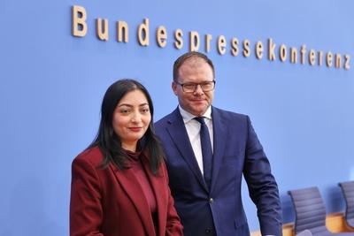 Berlin, Deutschland, 05.11.2025: Bundespressekonferenz: Deutschlands und Europas Beitrag zur Weltklimakonferenz in Brasi-stock-foto