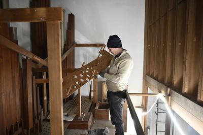 Im Bild Konrad Scheffler. F?r Sanierung der Stadthalle: Sauer-Orgel wird ausgebaut. In diesem Jahr hat die Sanierung der-stock-foto