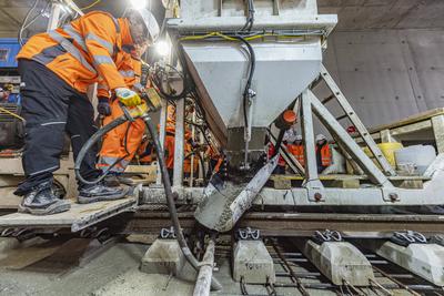L?ckenschluss im Flughafentunnel. Die letzten Meter Feste Fahrbahn sind betoniert. Damit sind alle Fernbahngleise des Pr-stock-foto