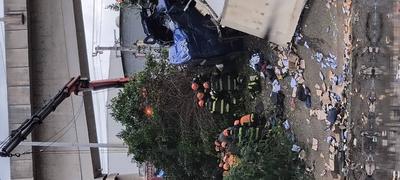A truck fell off the Atilio Fontana bridge on the Tiete Marginal Highway in Sao Paulo.-stock-foto