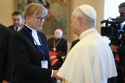 ITALY -  POPE LEO XIV  RECEIVES IN PRIVATE AUDIENCE  MEMEBERS OF THE JOINT COMMITTEE OF THE COUNCIL OF EUROPEAN EPISCOPAL CONFERENCES OF CHRISTIAN CHURCHES IN EUROPE  AT THE VATICAN - 2025/11/06-stock-foto
