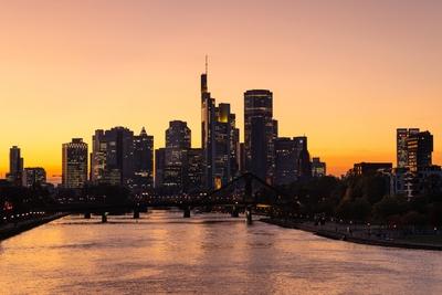 Die Frankfurter Skyline nach Sonnenuntergang-stock-foto