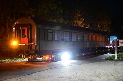 Auf einem Tieflader wird ein ?BB-Reisezugwagen nach 22 Uhr von Alstom G?rlitz zur Verschrottung nach G?rlitz Weinh?bel z-stock-foto