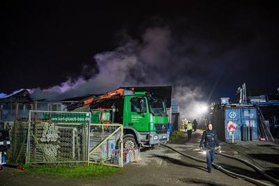 Gro?brand in Lagerhalle eines Baustoffbetriebs in Maintal-Bischofsheim-stock-foto